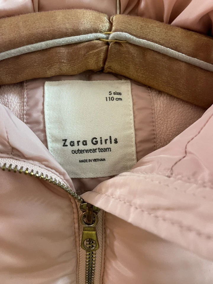 Chaqueta acolchada con capucha ZARA para niñas rosa 5 años 110 cm Foto 2 de 4