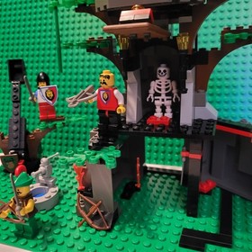 LEGO Hemlock Stronghold 6046 w cas285 + 3 Minifigs Incomplete see Pics & Desc