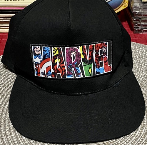 Offizielle Marvel Comic Streifen Logo schwarz Baseballkappe Mütze verstellbar Druckknopflasche, NEU! - Bild 1 von 4