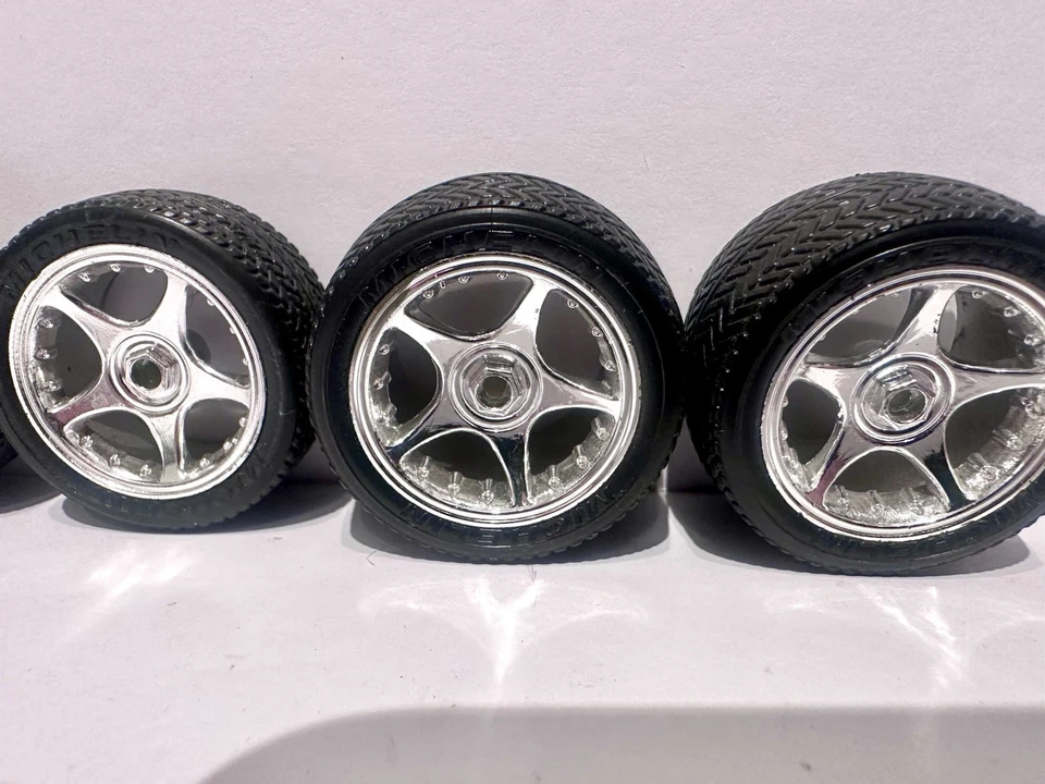 Колеса и шины Burago 1996 Dodge Viper GTS масштаб 1:18 - Изображение 3 из 4