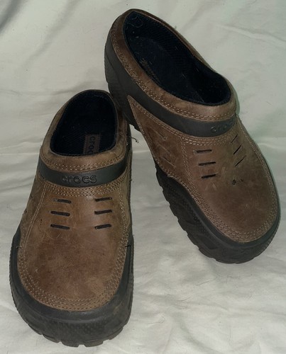 Sandali con zoccoli slip on foderati in pelle marrone Crocs uomo taglia 10
