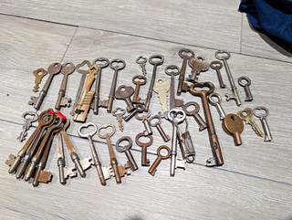 PENN Norwalk Lock Co. /Vintage Skeleton Key Lot/ Small Padlock/ Mix vintage keys