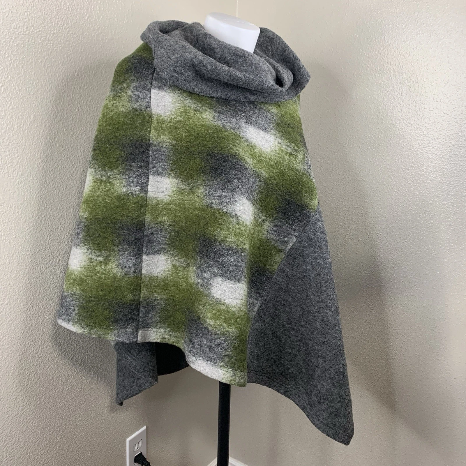Blarney Woolen Mills Ireland Poncho Sweater Women’s Sz OS 100% Wool Gray Green
Opens in a new window