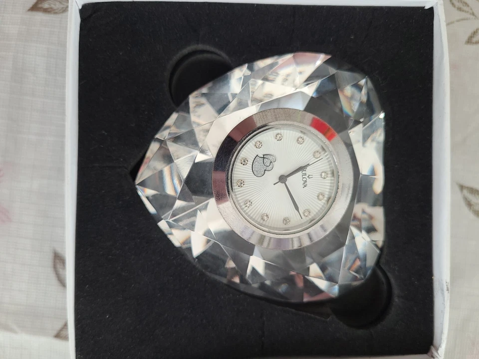 BULOVA HEART SHAPED CRYSTAL TIMEPIECE 4" IN DIAMETER W/BOX - Image 4 of 4