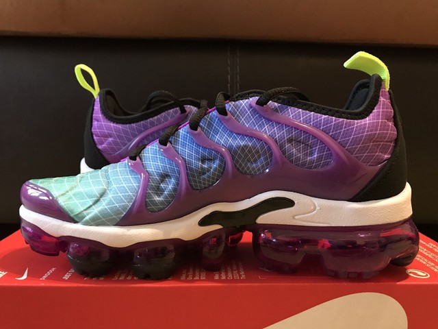 nike vapormax plus hyper violet
