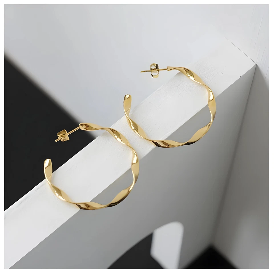 Pendientes C retorcidos de oro de 18 quilates de lujo. Lindo pasador minimalista con borla colgante de aro Foto 4 de 4