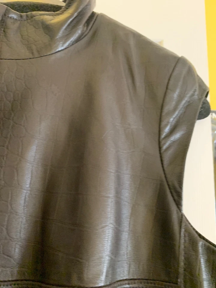 NWT Worth 100% Leather Vest Size 4 Women's Vest Zip Lux Tiny Sleeves $790 Fab - Image 4 of 4