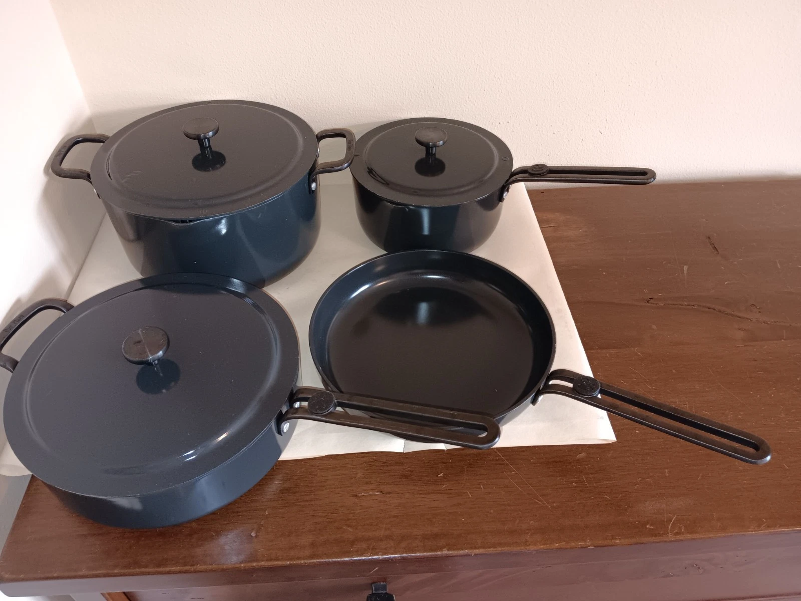 Our Place 7-Piece Essentials Ceramic Nonstick Oven Safe Cookware Set Black Pans
Opens in a new windo