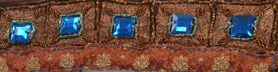 Sanskriti Vintage Sari Border Decoração de Contas à Mão Acabamentos de 1 Jarda Renda 2'W Zari Marrom - Imagem 3 de 4