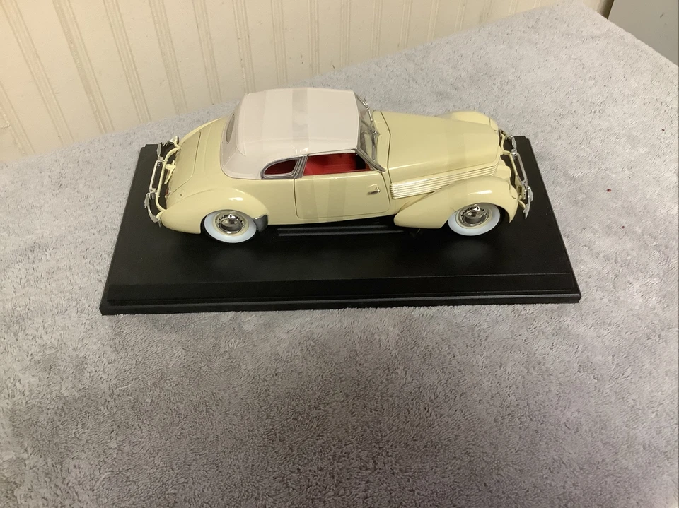 CORD 810 1936 CUPÉ AMARILLO 1/18 MODELO COCHE FUNDIDO A PRESIÓN POR MODELOS DE FIRMA 18108 Foto 3 de 4