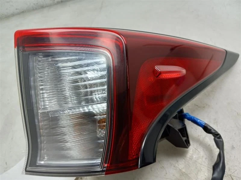 LUZ TRASERA MONTADA EN CUARTO LADO PASAJERO TOYOTA PRIUS 19-22 Foto 2 de 4