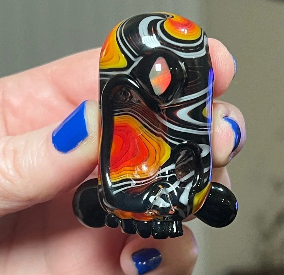 Calavera de ladrón embriagadora de vidrio soplado trippy artesanal con collar colgante de ópalo Foto 3 de 4