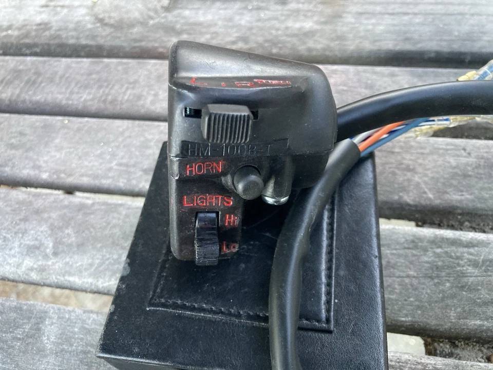 1975-76 Honda - CB200T, CB125S S2 - Controles de seta, escurecimento e buzina do guidão - Imagem 3 de 4