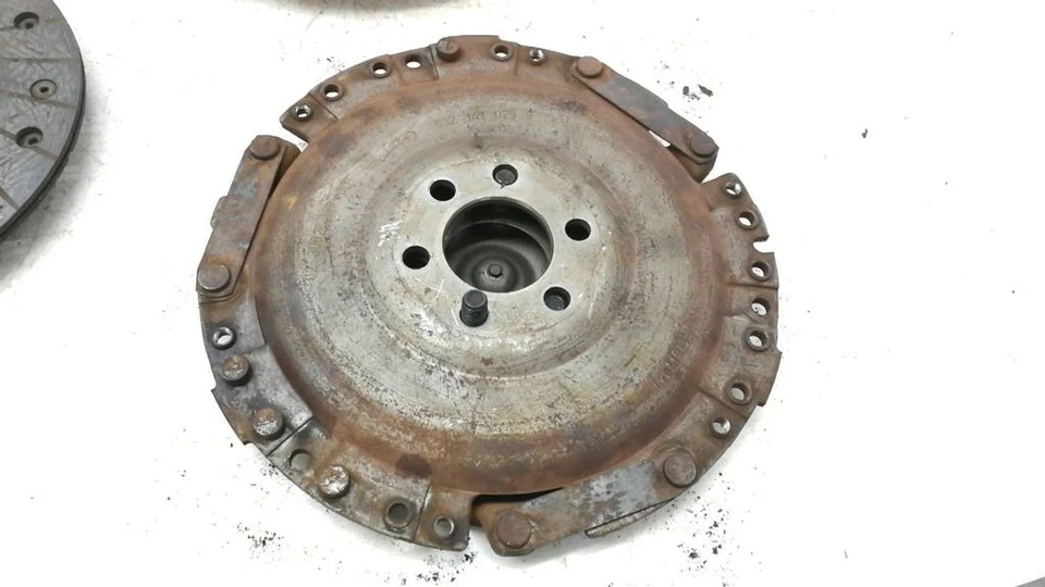 Volkswagen Golf IV MK4 1.6i 74kW Petrol 1998 Manual Clutch Kit 032141032 - Image 2 of 4