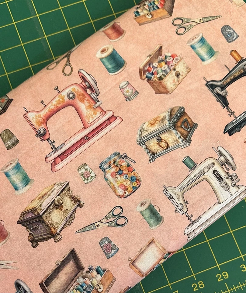 MÁQUINAS DE COSER VINTAGE EN PUNTADAS SOBRE SALMÓN POR QT TELA DE ALGODÓN MEDIA YARDA Foto 2 de 4