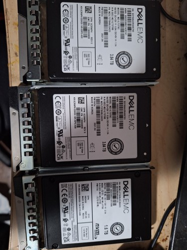 3 disques durs Dell EMC VXRail P570F (2X3,84 To) et (1,6 To)