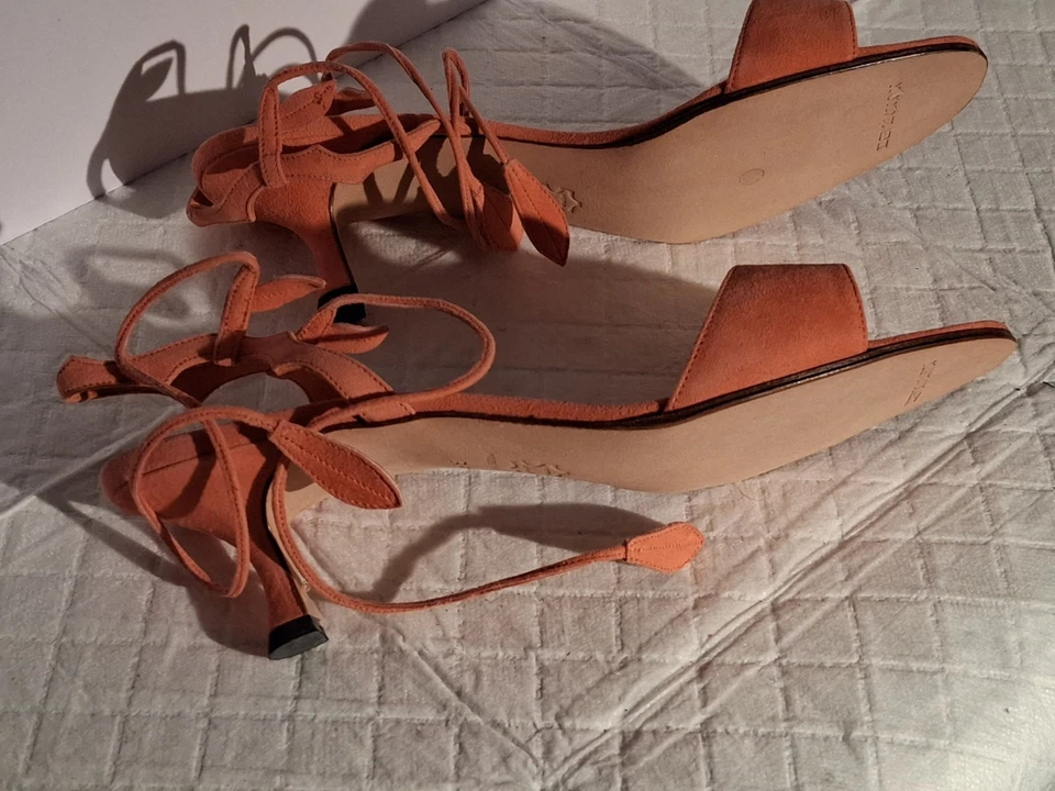 Manolo Blahnik 39 Coral gatito cura. Nunca usado. Precio original $515,00 Foto 4 de 4