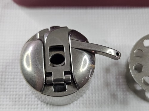 Lote de 16 bobinas de metal con guía de borde de pie prensatelas Bernina de colección - Imagen 7 de 15