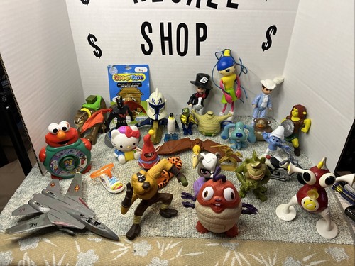 Gran Lote de Figuras, Jugar Juguetes Lote De 28 Hellow Kitty, Pitufo, Star Wars, Shrek, - Imagen 1 de 7