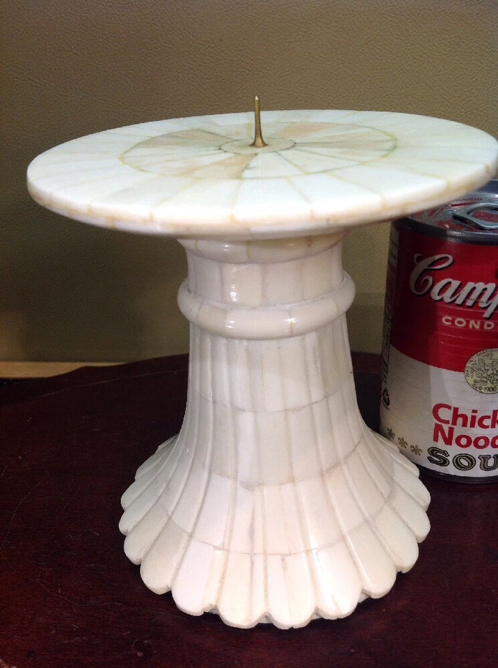 Candelabro festoneado pedestal de piedra mosaico blanco crema marfil de colección Foto 2 de 4