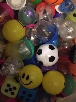 100 1'' AKA 1.1'' Toy FILLED Vending Capsules Bulk Premium Mix With 1.3'' Balls