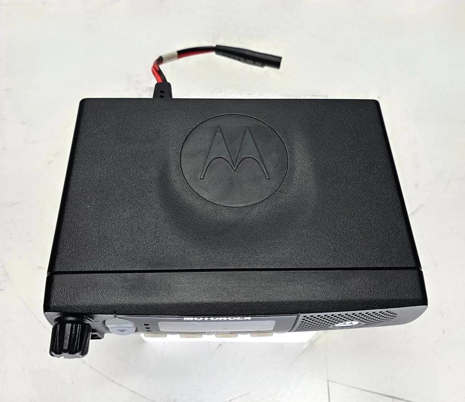 Motorola PM400 UHF 438-470 MHz 64 Channel 25 Watt (Complete Kit) - Image 3 of 4