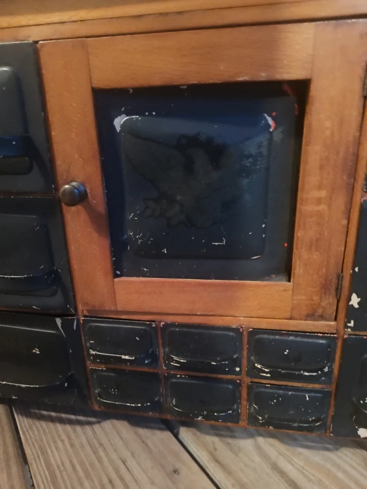 Винтажный кленовый настольный или настенный шкаф для специй 1920-30-х годов с жестяными ящиками - Изображение 3 из 4