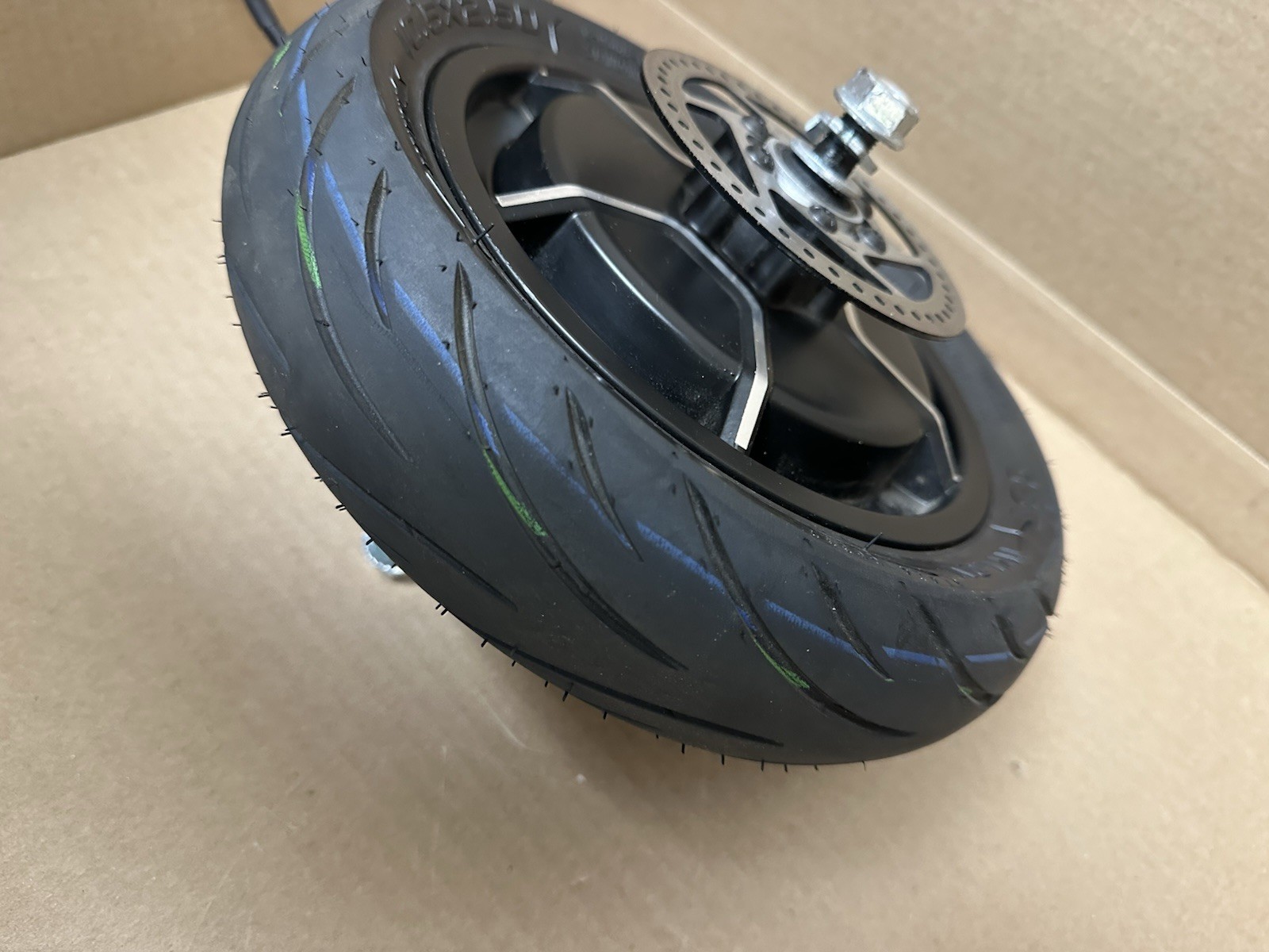 OEM REAR Wheel Foldable Electric Kick Scooter NIU KQi 300P WITH MOTOR
