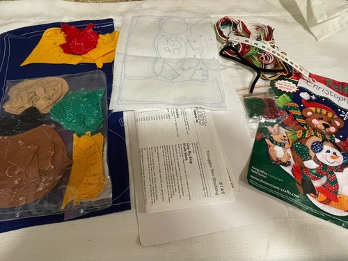 Kit de Medias de Navidad Feltworks Dimensions 18" Tobogán Trío Medias - Imagen 2 de 7