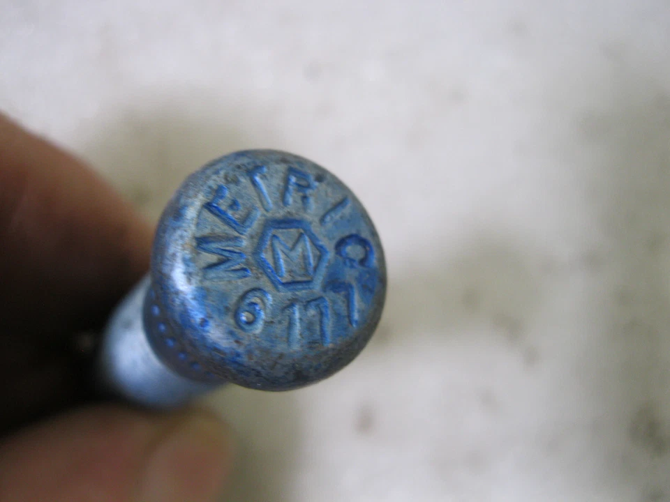 Genuine GM OEM 9591978 Wheel Stud — 第 2/4 张图片