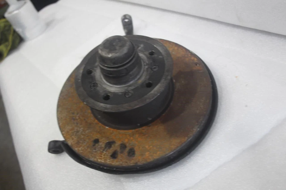 1983 MERCEDES 300SD W126 RIGHT PASSENGER SIDE FRONT SPINDLE KNUCKLE HUB - Image 3 of 4