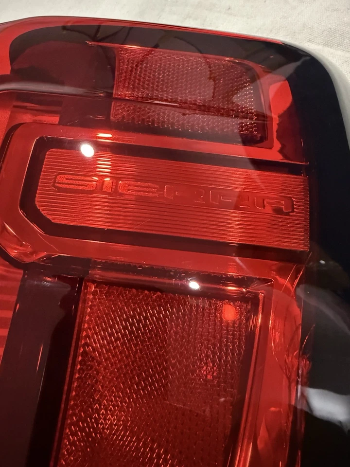 PASSENGER RT TAILLIGHT LAMP LED: 2020 - 2023 GMC SIERRA 2500HD/3500HD - Image 4 of 4
