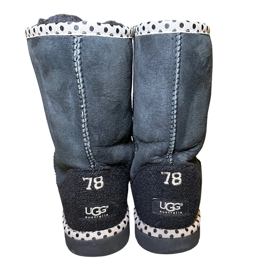Botas cortas clásicas negras con ribete a lunares UGG Australia 78 para mujer 8 piel de oveja Foto 3 de 4