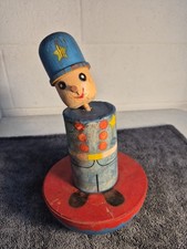 Antiguo juguete de madera para oficial de policía Polly Wobble
