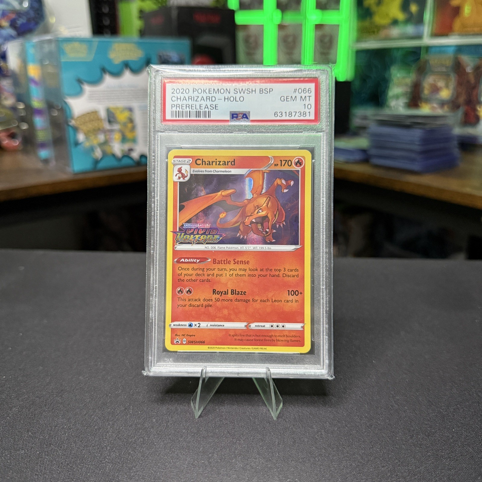Pokemon vivid voltage - PSA 10 Charizard SWSH 066 PreRelease STAMP Holo