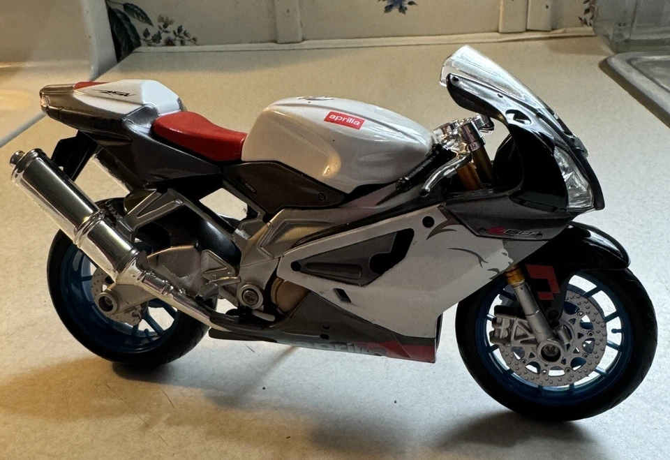 Maisto Fresh Metal Aprilia RSV Diecast Motorcycle Blue Rims 1/18 2007 - Image 4 of 4