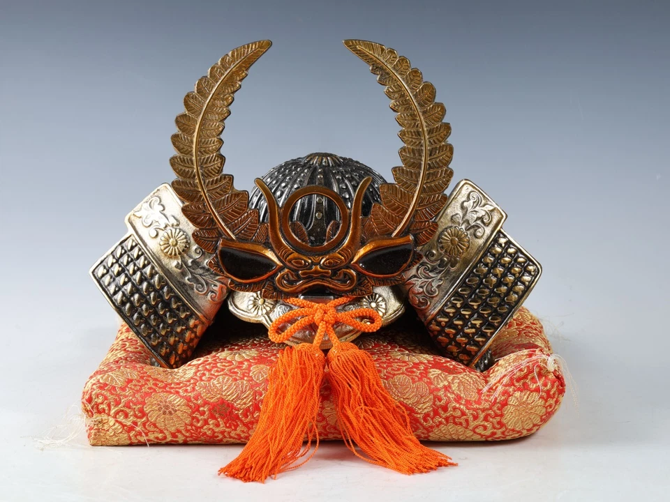 Bonito casco samurai japonés vintage - TOKUGAWA IEYASU - raro color plateado Foto 2 de 4