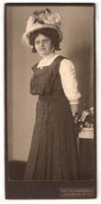 Fotografia Willy Zeiz, Neugersdorf i. Sa., Georgswalder-Str. 72, donna in costume tradizionale 