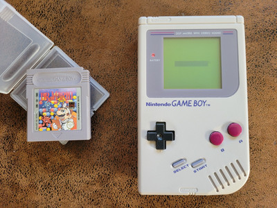 Original Nintendo Game Boy Spielkonsole in Grau und dem Spieleklassiker Dr Mario