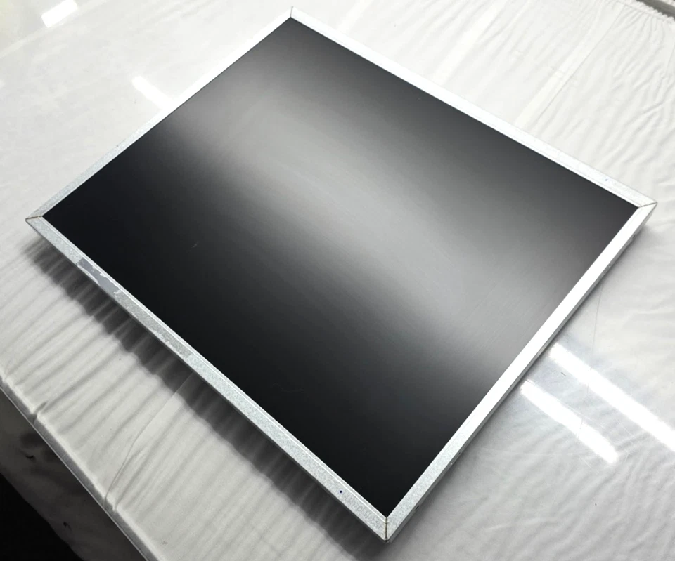 Armario Panel Pantalla LCD Usado 17.0" Resolución 1280×1024 LTM170EU-L31 Foto 2 de 4