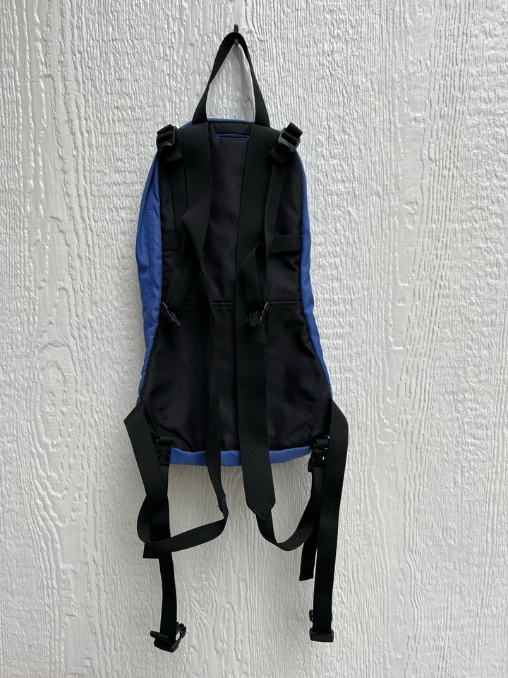 Mochila de senderismo de hidratación Eddie Bauer azul y negra Foto 2 de 4