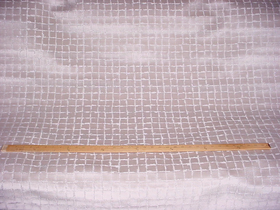 Tela de tapicería de terciopelo metálico plateado arcilla Odyssey 4-3/4 años Lee Jofa ED85233 Foto 2 de 4