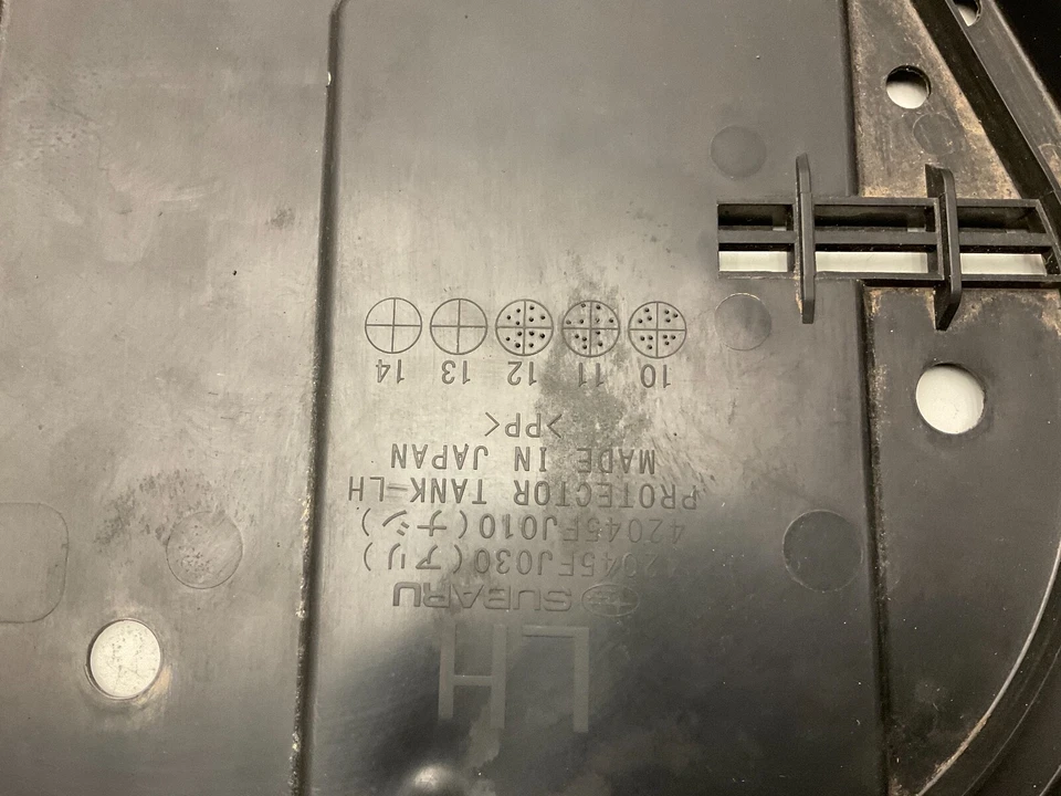 2012 Subaru WRX STI tampa protetora de tanque de combustível direita 42045FJ020 FABRICANTE DE EQUIPAMENTO ORIGINAL 15-19 - Imagem 2 de 4