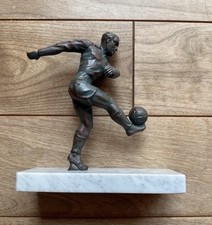 ART DECO SKULPTUR FUßBALLSPIELER SPORTLER METALL FIGUR auf Marmor massiv schwer