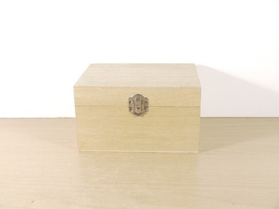 Tiefe rechteckige Holzkiste mit silbernem Verschluss Lx16cm Bx12cm Hx9cm