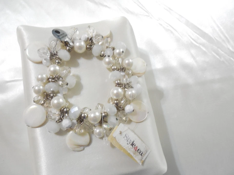 Brazalete elástico Style & co. 7" tono plata concha blanca y racimo de cuentas WW234 $24 Foto 3 de 4