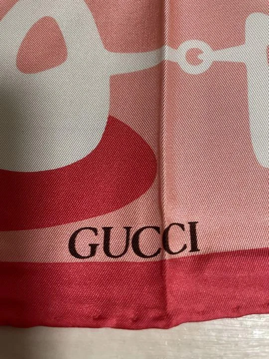 Gucci écharpe rose rouge soie motif salopette femme Italie 112765