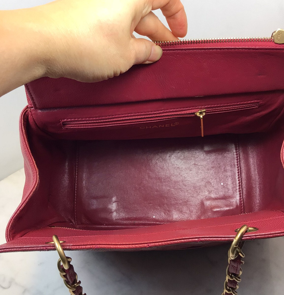 CHANEL　　VINTAGE　made in ITALY Genuine Vintage CHANEL Red Caviar Small Shopping Tote Bag