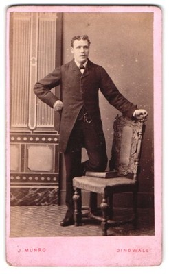 Fotografie J. Munro, Dingwall, Bürgerlicher Herr lehnt an einem Stuhl 