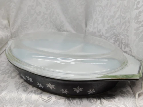 VINTAGE PYREX CASSEROLE DISH / BLACK WITH WHITE SNOWFLAKES 1- 1/2 QT